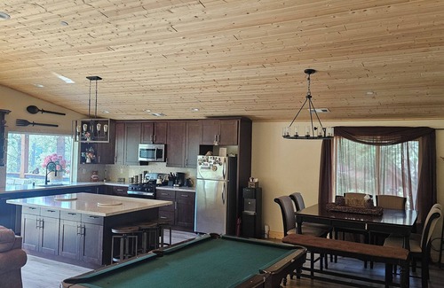 Pine Mountain Club Cabin | COZY FAMILY CABIN- STUNNING FOREST VIEWS
