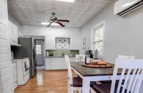 Boerne House | Cozy Farmhouse close to Sisterdale and Texas Wine Country!