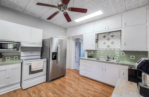Boerne House | Cozy Farmhouse close to Sisterdale and Texas Wine Country!