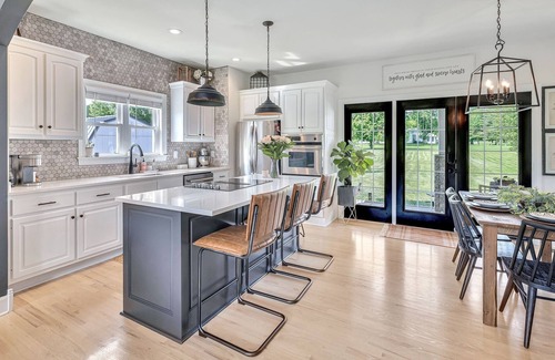 Nolensville House | Cozy Farmhouse Cottage. Family retreat in Historic Franklin. Hot Tub!
