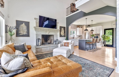 Nolensville House | Cozy Farmhouse Cottage. Family retreat in Historic Franklin. Hot Tub!
