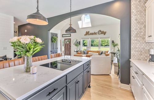 Nolensville House | Cozy Farmhouse Cottage. Family retreat in Historic Franklin. Hot Tub!