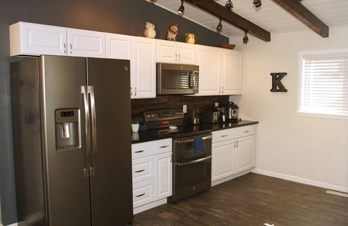 Black Hawk House | Cozy Farmhouse - Jetted Tub + Wood Burning Stove