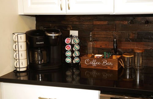Black Hawk House | Cozy Farmhouse - Jetted Tub + Wood Burning Stove