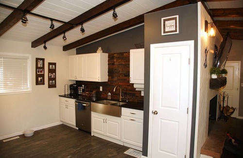 Black Hawk House | Cozy Farmhouse - Jetted Tub + Wood Burning Stove