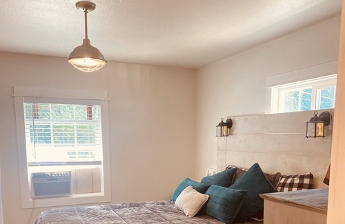 Cathlamet Apartment | Cozy Farmhouse Retreat downtown Cathlamet