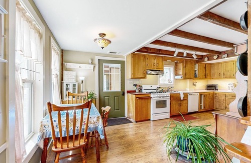 Chester House | Cozy farmhouse w/TV, wifi, w/d, dvd player, kitchen, board games