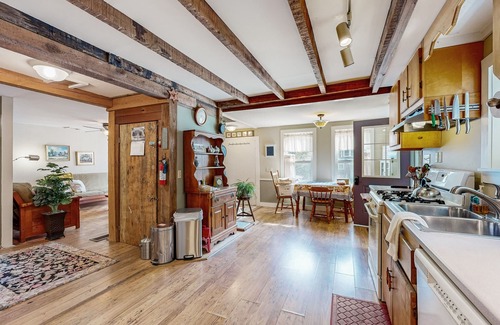 Chester House | Cozy farmhouse w/TV, wifi, w/d, dvd player, kitchen, board games