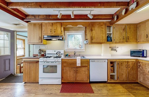 Chester House | Cozy farmhouse w/TV, wifi, w/d, dvd player, kitchen, board games