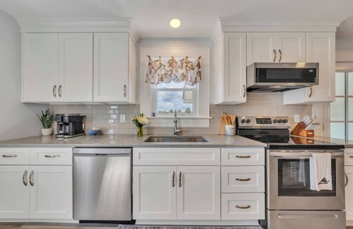 Troutville House | Cozy Farmhouse with a Hot tub to die for and 4 person Sauna on 8 acres!