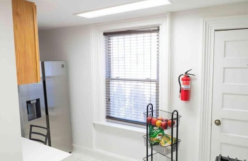 Newark Apartment | Cozy Fireplace Apartment