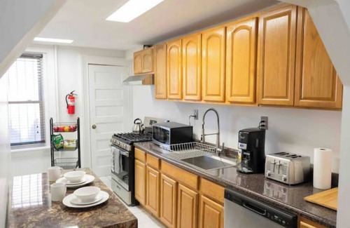 Newark Apartment | Cozy Fireplace Apartment