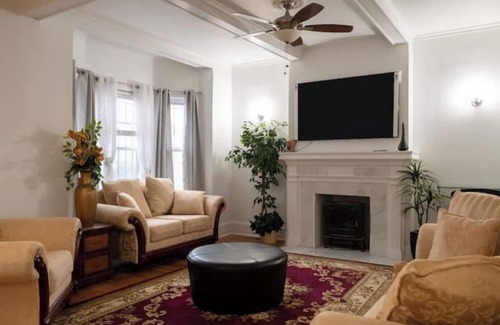 Newark Apartment | Cozy Fireplace Apartment