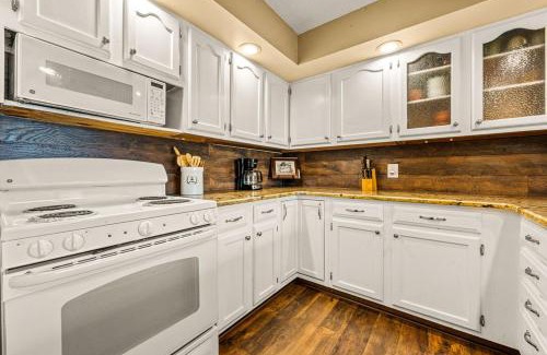 Gatlinburg - Pigeon Forge Apartment | Cozy Fires & Mountain Views, Your Smoky Mountain Escape