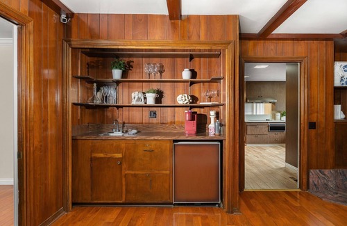 East Pasadena House | Cozy fireside retreat suite