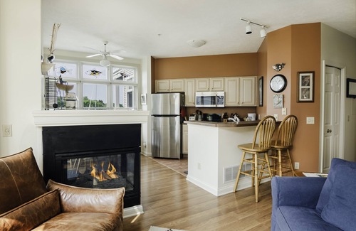 Manistee Condo | Cozy First Floor Condo on the Harbor