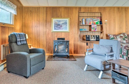 Franconia House | Cozy Franconia Cottage with Community Pool and Hot Tub