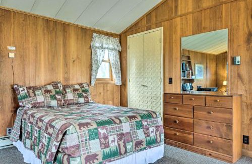 Franconia House | Cozy Franconia Cottage with Community Pool and Hot Tub