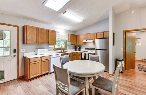 Franklin House | Cozy Franklin Retreat w/Deck - 5 Mi to Downtown!