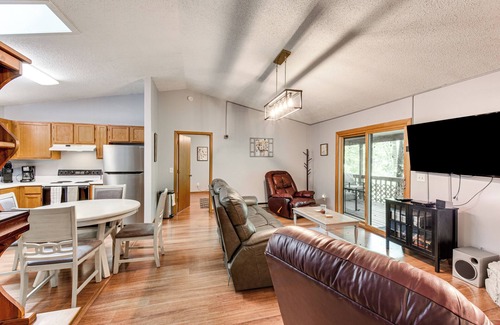 Franklin House | Cozy Franklin Retreat w/Deck - 5 Mi to Downtown!