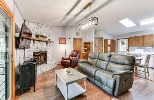 Franklin House | Cozy Franklin Retreat with Deck - 5 Mi to Downtown!
