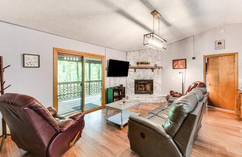 Franklin House | Cozy Franklin Retreat with Deck - 5 Mi to Downtown!