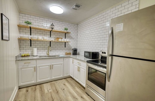 Covington House | Cozy French Cottage 1/2 mi from Covington Square