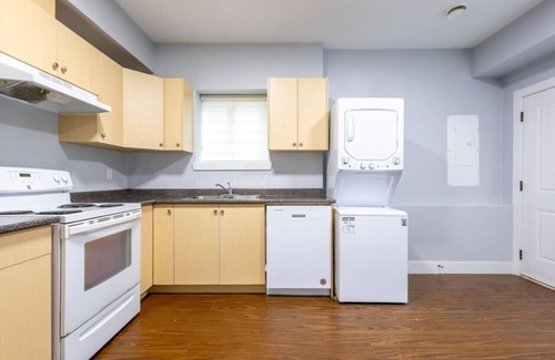 Guildford House | Cozy & Friendly Suite: Close to Lush Park ~ Pkg!