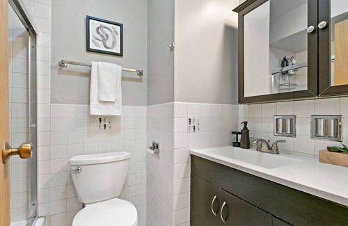 Lake View East Apartment | Cozy & Fully Equipped Studio in Lakeview