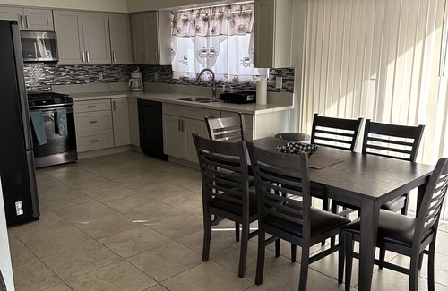Green Valley House | Cozy & fun Raider home 12 min from The Strip!