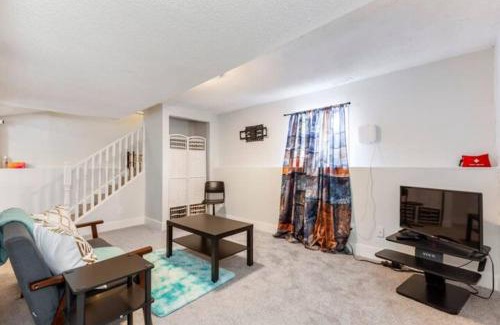 Southwest Edmonton House | Cozy Furnished Room-4 Close to U of A in Edmonton - with Shared Spaces