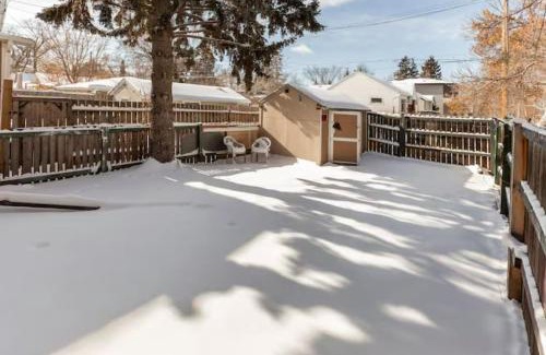 Southwest Edmonton House | Cozy Furnished Room-4 Close to U of A in Edmonton - with Shared Spaces