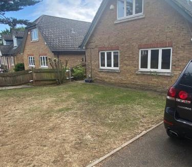 Hillingdon East Apartment | Cozy garden room in Uxbridge
