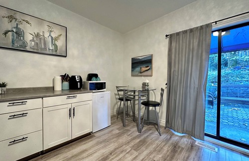 Langford House | Cozy Garden Suite with Spacious Patio & Free Parking: Your Private Retreat!