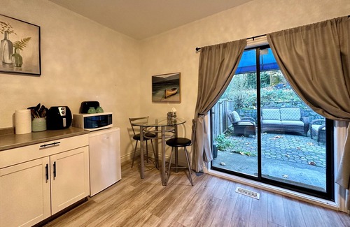 Langford House | Cozy Garden Suite with Spacious Patio & Free Parking: Your Private Retreat!