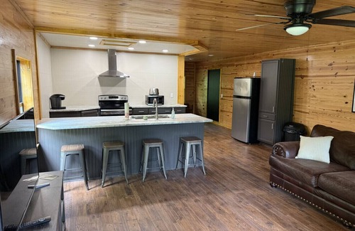 Fort Payne House | Cozy Gated Cabin Overlooking the Bluffs – Steps from Little River Canyon