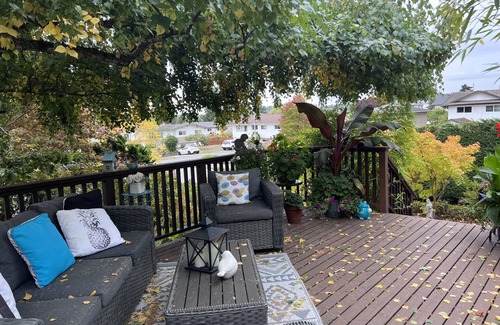 Saanich West House | Cozy Gem: Heart of Victoria