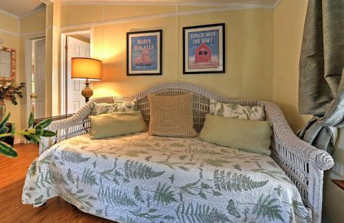Midway House | Cozy Georgia Abode - Screened-In Porch and Fire Pit!