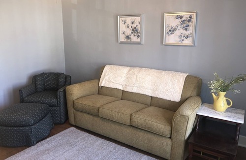 Germantown Apartment | Cozy Germantown Haven walking distance to many restaurants