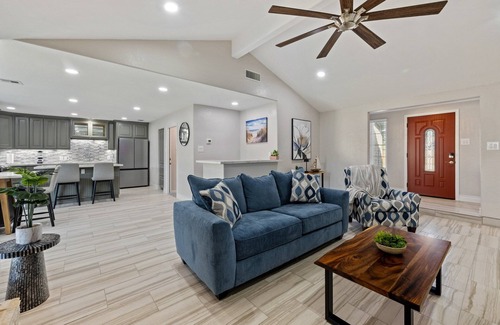 South Side House | Cozy Getaway Close to Beach