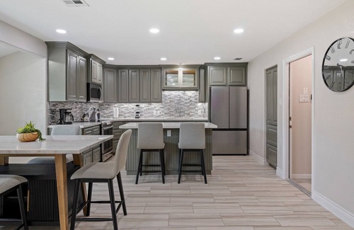 South Side House | Cozy Getaway Close to Beach