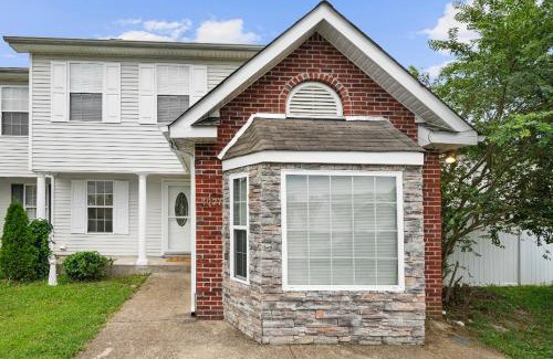 La Vergne House | Cozy Getaway Homes
