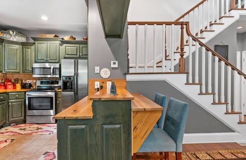 Cartersville House | Cozy getaway in Cartersville and near Lakepoint Sports