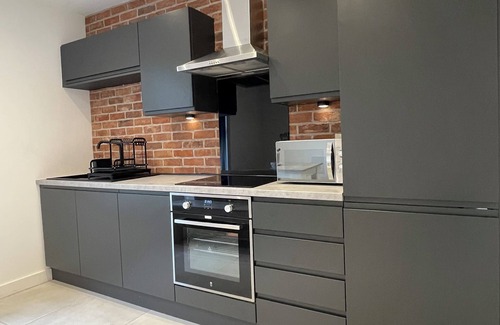 Trafford Apartment | Cozy Getaway Minutes From Old Trafford, Trafford Centre & Other top Attractions!