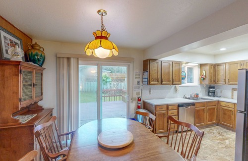 Tolovana Park House | Cozy Getaway near Beach with Partial Ocean View, Free WiFi, & Washer/Dryer