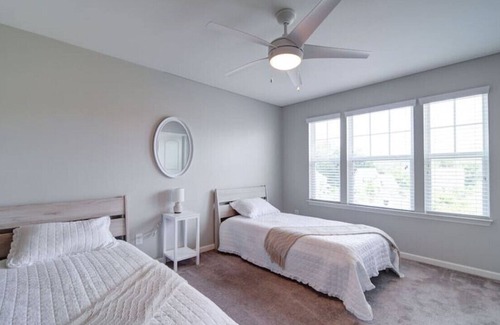 Pineville House | Cozy Getaway near fun filled Carowinds & shopping