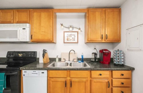 Bryant House | Cozy Getaway Yard House with BBQ - UW - Children Hospital