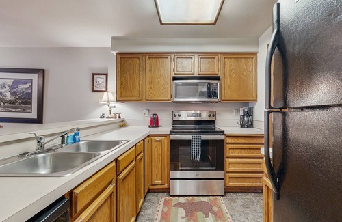 McCall Condo | Cozy Golf-View Condo with Pools, Hot Tub & Gym - Nearby Ski & Lake Access