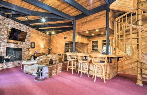 Pine Mountain Club House | Cozy Grand Woodland Cabin with Mountain Views