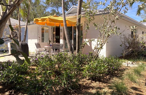 Holmes Beach Apartment | Cozy Ground-Level Beach Retreat – 75 Steps to the Gulf | Bamboo Apts #4